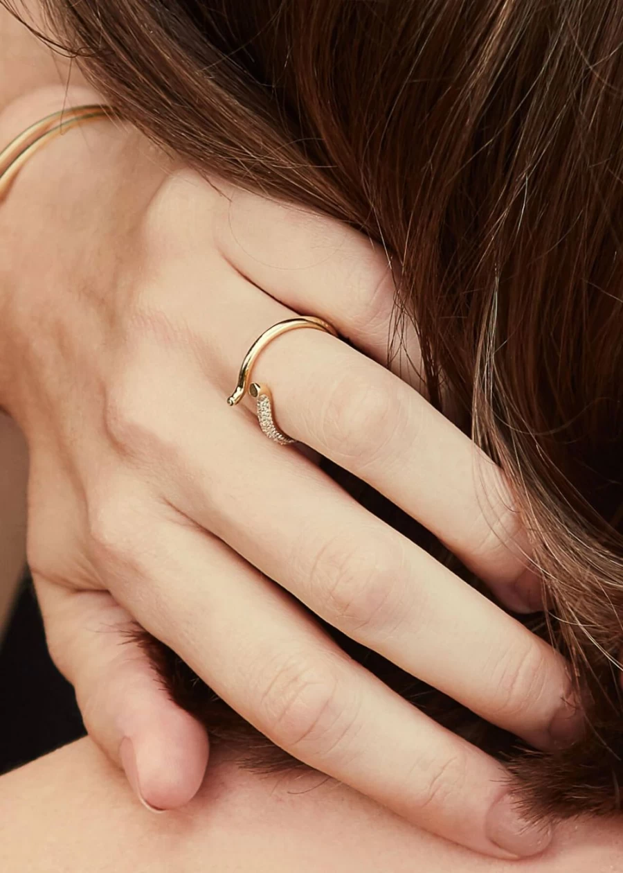"Kloto Curve Ring – Unique Modern Twist Design Band for Women & Men"
