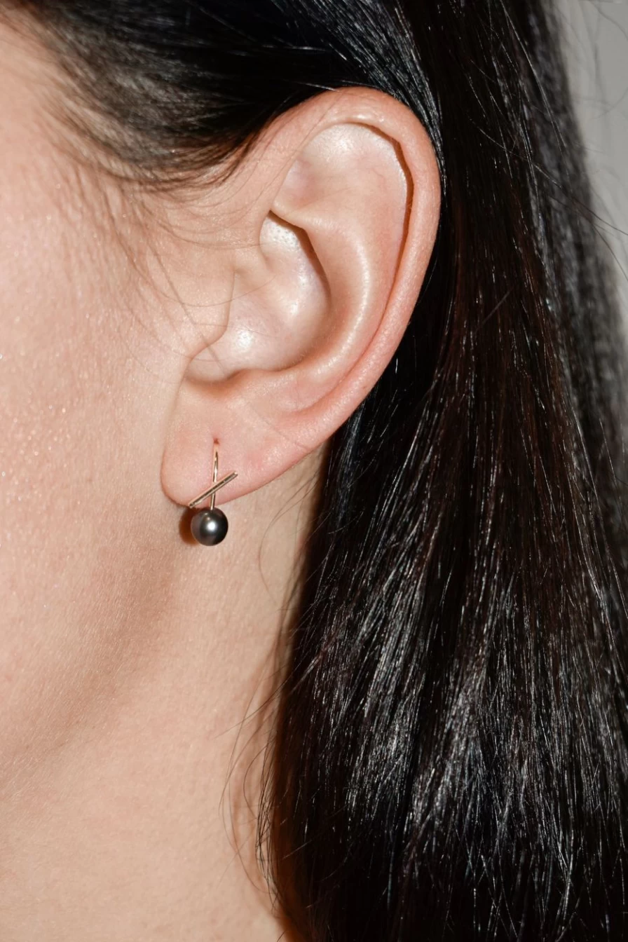 Labulgara Black Pearl Mini Thread Earrings for Women - Elegant Horizon Design