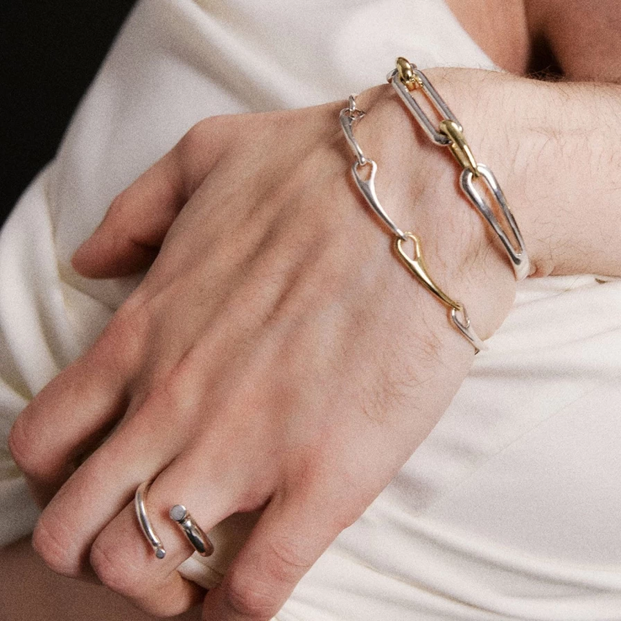 "Kloto Sterling Silver Curve Ring – Elegant Band for Women & Men"