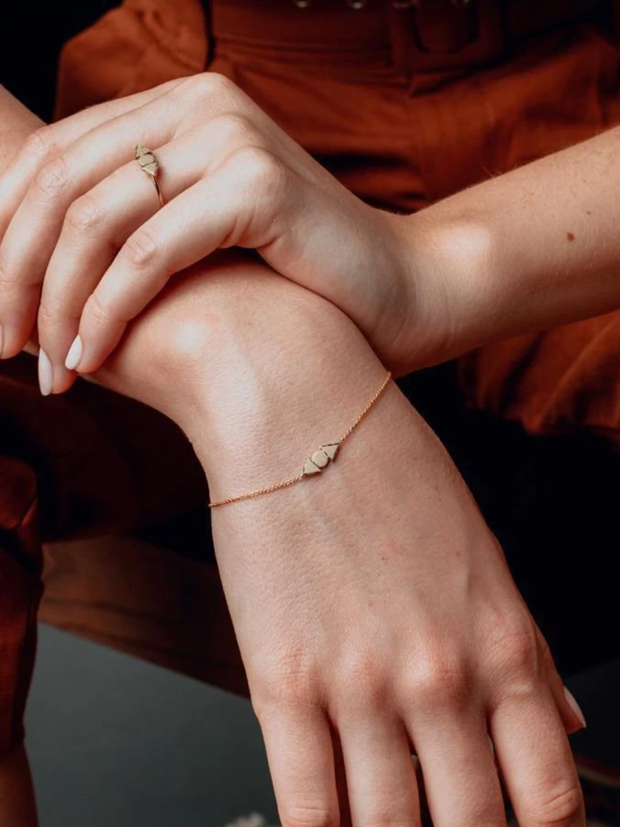 Alice Pierre Arrow Charm Bracelet - Elegant Adjustable Jewelry for Women